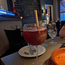 Portwein Tonic: 5cl Portwein, Eiswürfel, Orangenscheibe und mit dry Tonic auffüllen