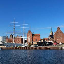 Einfahrt Hafen, links Gorch Fock I, heute Museum