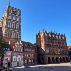 Li St. Nikolaikirche neben Rathaus