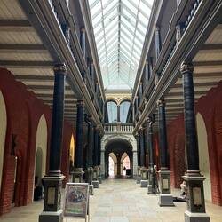 Ladenpassage im Teil d. Rathauses