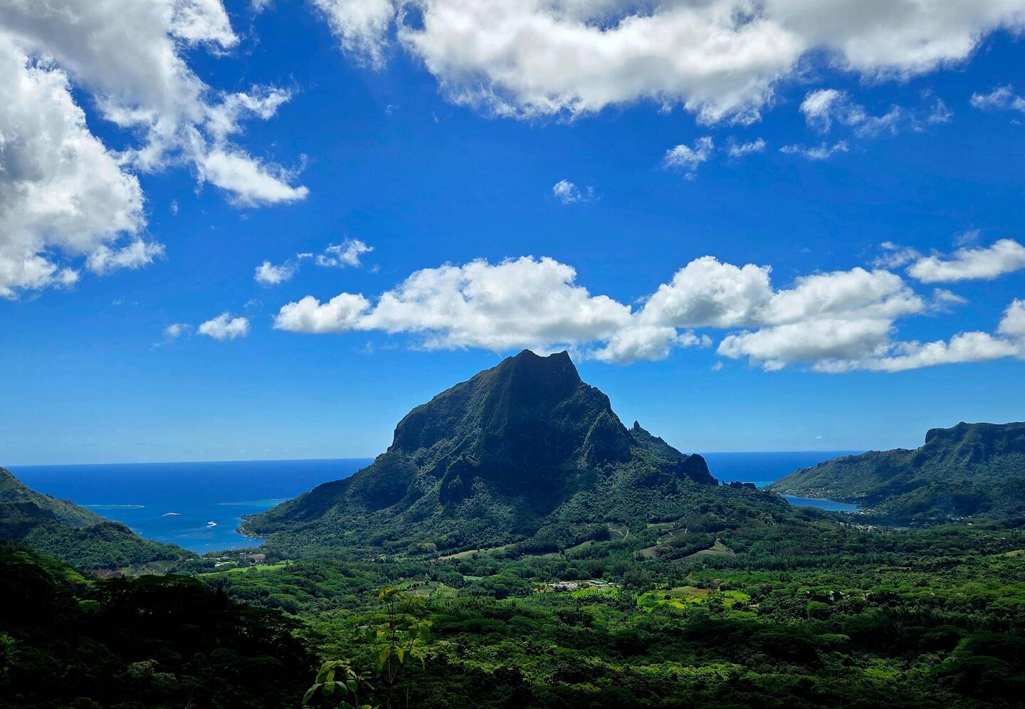 Le mont Rotui et les baies de Cook et Opunohu