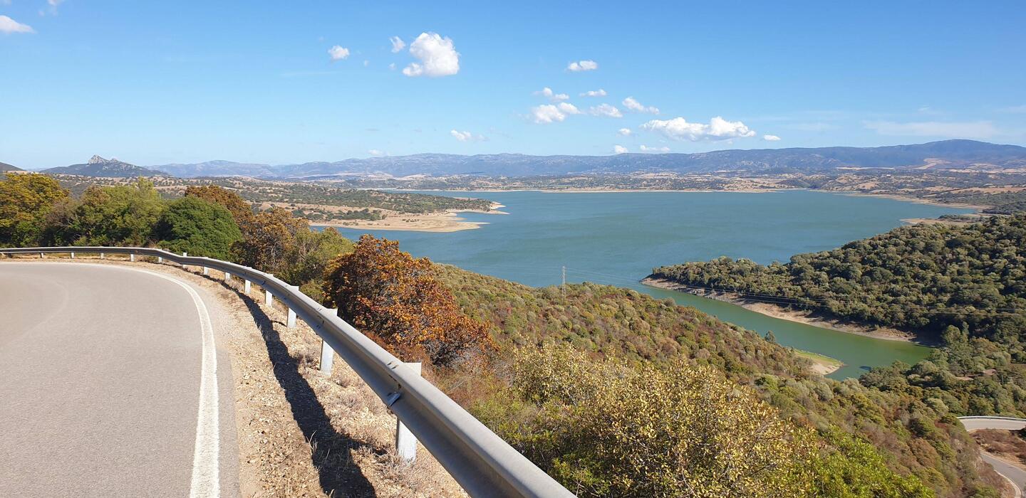 Der schöne Stausee im Norden Sardiniens