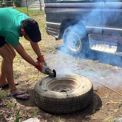 Der alte Reservereifen muss dran glauben