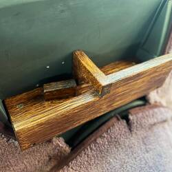 Fertig lasierte Ablage im Cockpit