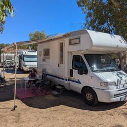 Aufgebaut in der Mittagshitze