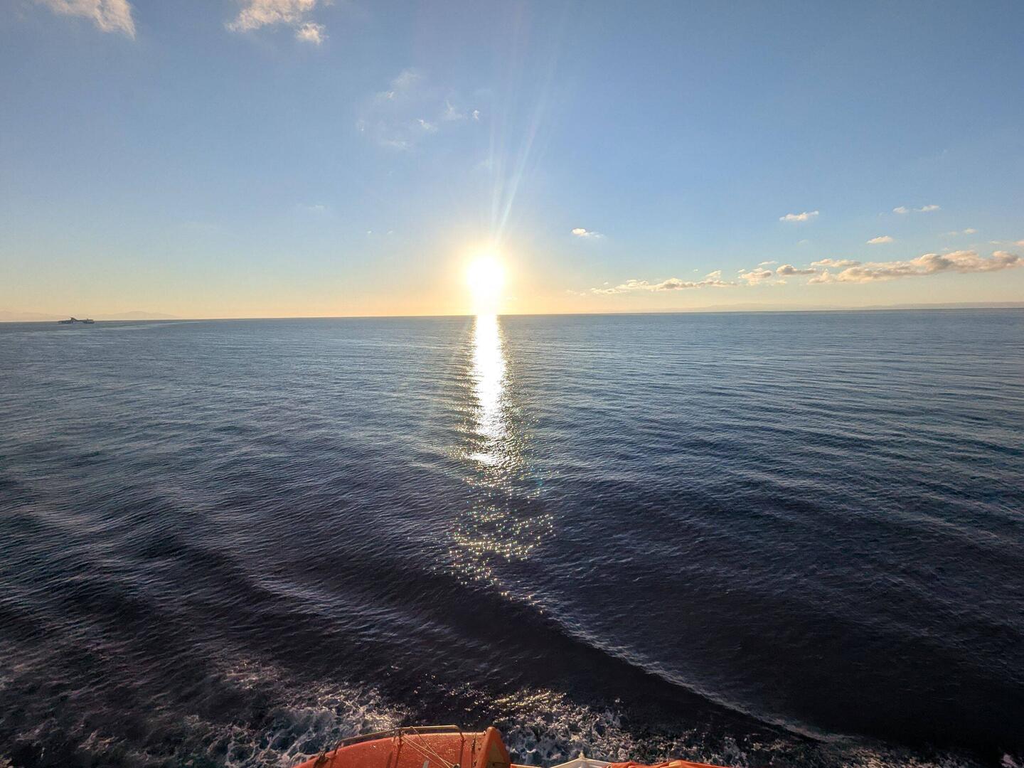 Guten Morgen. Sonnenaufgang zwischen Korsika und Sardinien