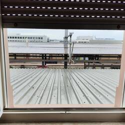 "Hotel am Bahnhof" mit Blick aufs Gleis.