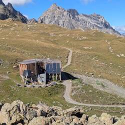 In die Bergwelt eingebettet liegt die Refuge de Péclet-Polset auf rund 2500 Metern Höhe.