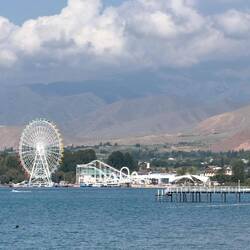 Ein Vergnügungspark am Ufer des Issyk-Kul-Sees