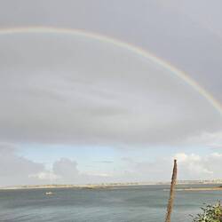 Ein rießengroßer Regenbogen erfreute uns noch spät abends.