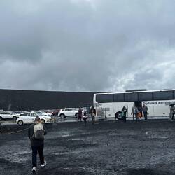 Parkplatzes blauen Lagune mit 10 m hohen Wall