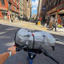 Mit dem Einkauf, quer durch die Stadt🚲