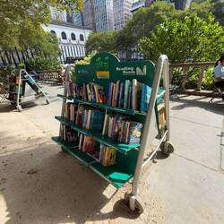 Bücher zum verborgen im Bryant Park📚