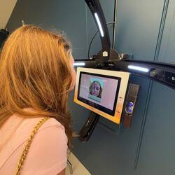 Bevor man in den Lift steigt wird man noch gescannt🫨