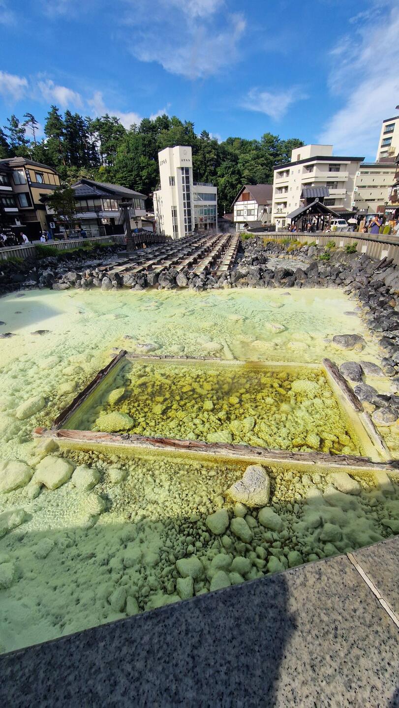 Das Becken wo das heiße Wasser raus kommt