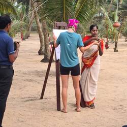 Blinde Kuh, wer klebt das Bindi auf die richtige Stelle