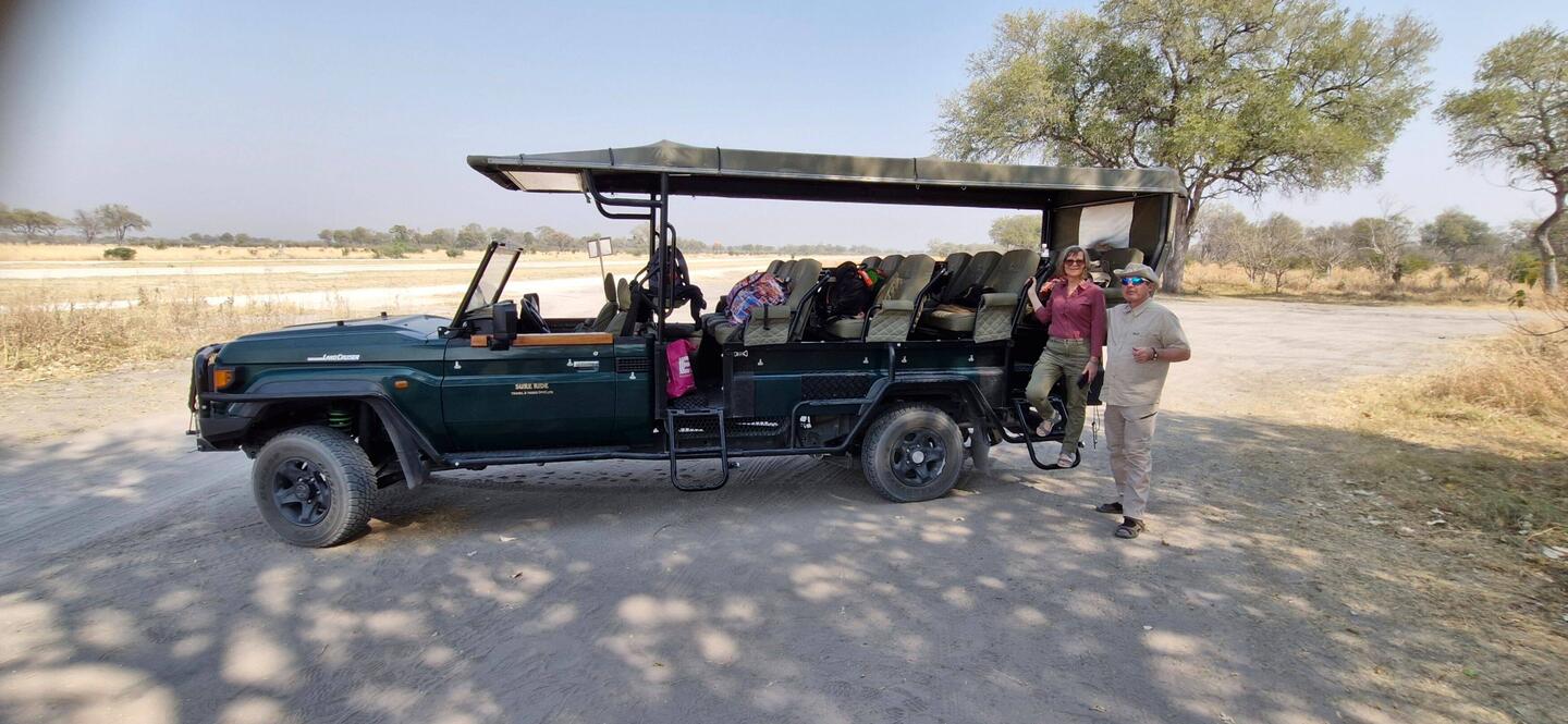 Mit dem Landcruiser zum Flughafen,