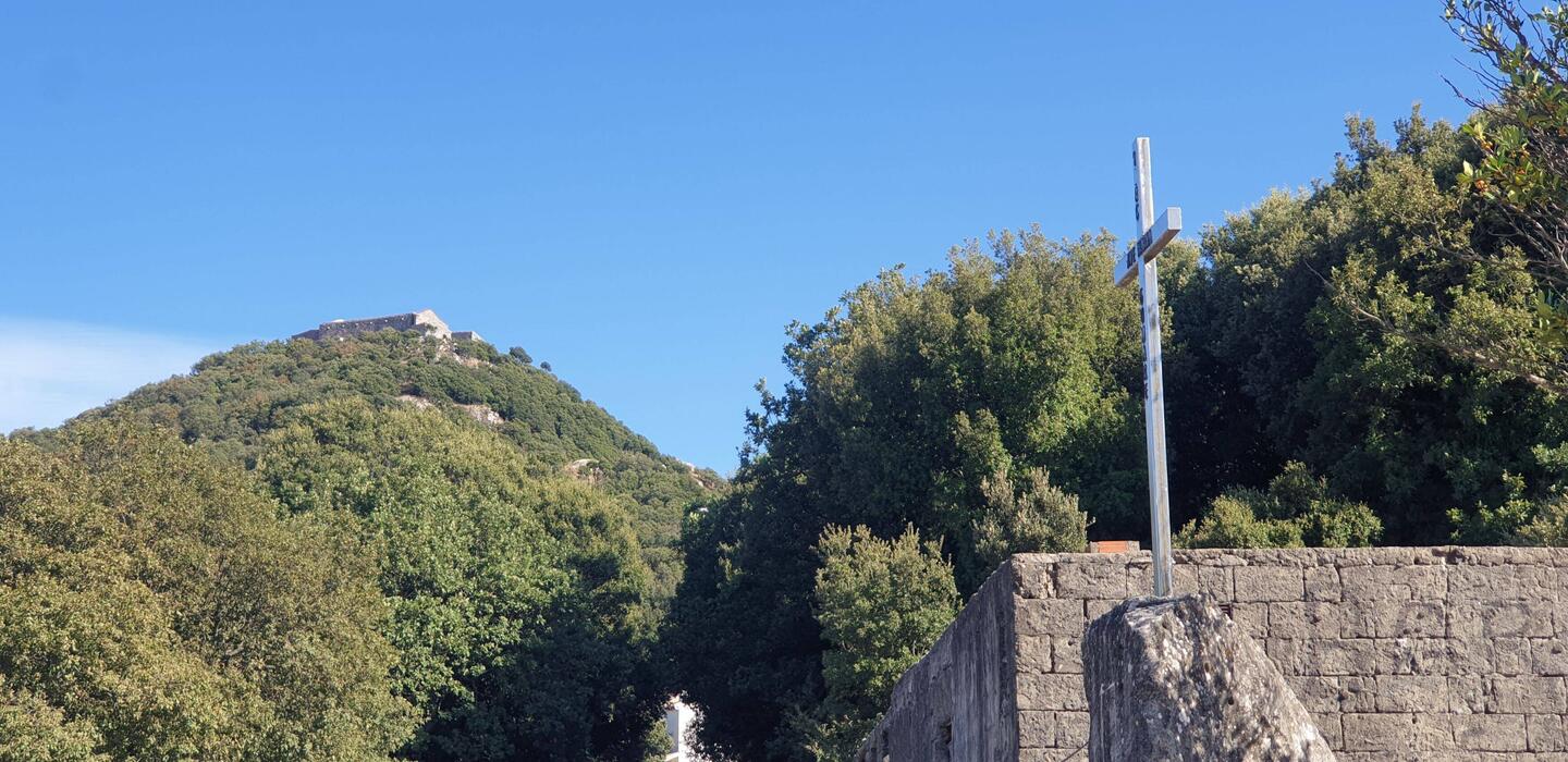 Die Wallfahrtskirche auf dem Gipfel. Von hier aus geht's nur zu Fuß weiter