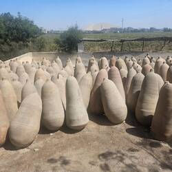 Früher wurde in den Gefäßen Wein gelagert, heute wird es nur noch zur Deko verwendet