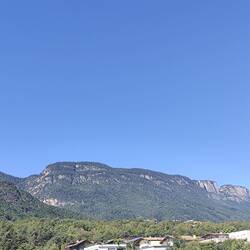 Unten angekommen: einmal Blick nach oben... Aja Mendelpass ist da irgendwo