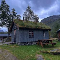 Auf vielen Häusern wächst hier Gras