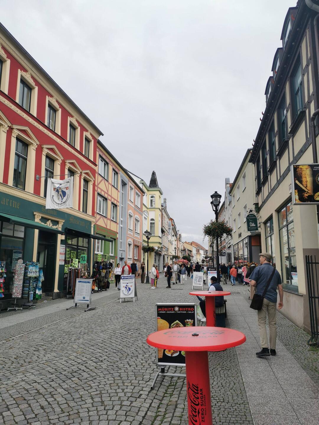 Die Hauptlast Strasse.