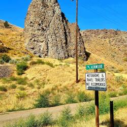 Das Schild sagt nicht viel aus, aber verunsichert sehr, was da kommen mag