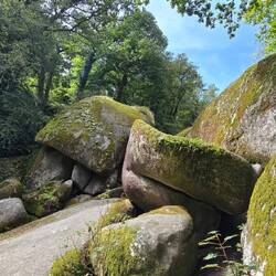 Kommt auf dem Foto nicht so rüber, aber die Steine sind unvorstellbar groß.