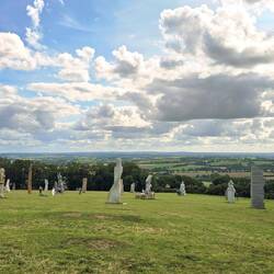 Blick von den Hügeln mit Skulpturen ins Tal