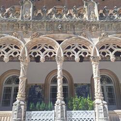 Such detail, all the way around! But if you look close, it's not exactly the same repeated pattern.