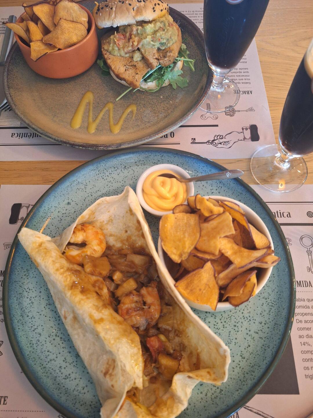 Shrimp and pineapple wrap + chicken burger + sweet potato chips + Super Bock Stouts
