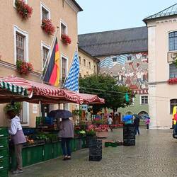 Bräuhaus im Hintergrund