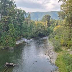der uns hoch über den Fluss hinauf führte