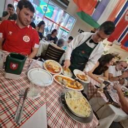 Italienisch - Gerichte mit 4 geteilt, vorher Salat, dazu Cocktails, Bier und Kaffee (ca. 19€ p.P.)