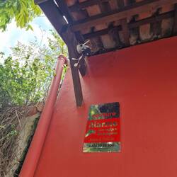 Kamera an der Tür, die von der Firma in der Nachbarschaft überwacht wird