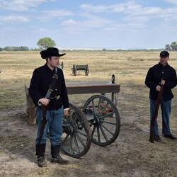 Links Kavallerist, rechts Infantrist ...