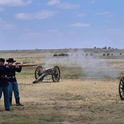 mir originalen Waffen bei Schießübungen