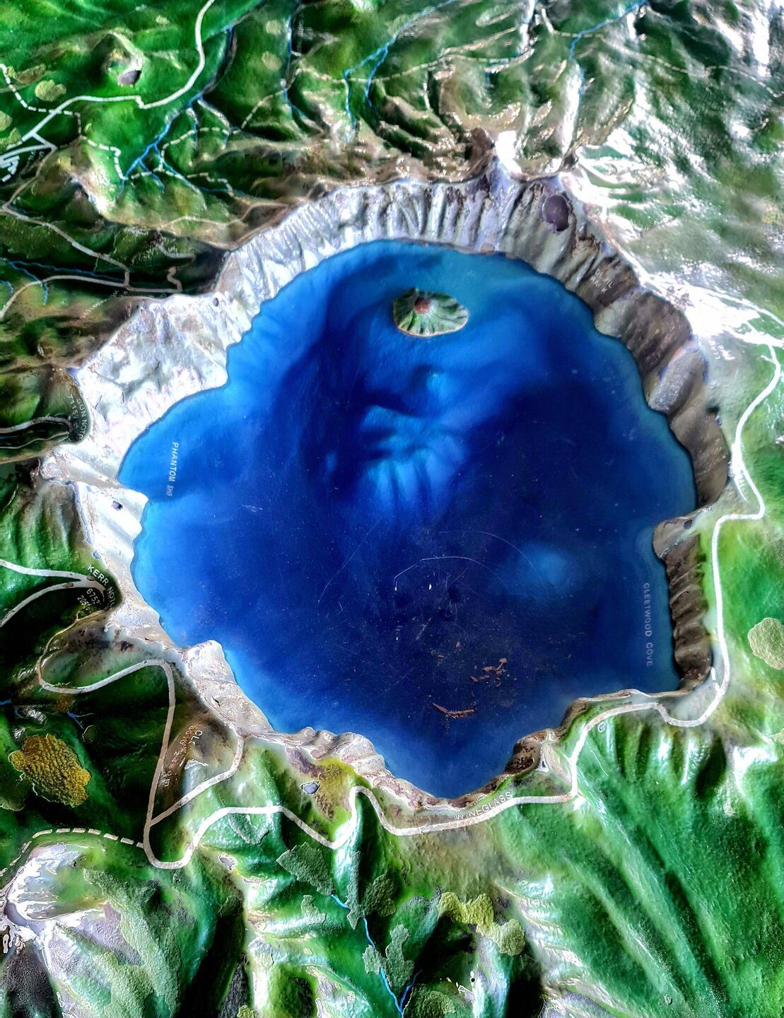 Crater Lake. 594 m tief und 11 km Durchmesser