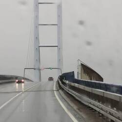 2830m lang und Schiffe mit max. 40m Masthöhe können unten durch