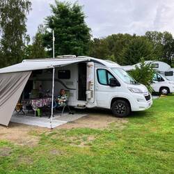 Checkin geht schnell (reserviert, wäre kein Platz mehr frei) und einrichten bei Nieselregen