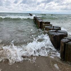 Buhne auch Kribbe, Schlenge bezeichnet, meist senkrecht ins Meer verlaufend, als Küstenschutz