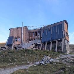 Refuge de Péclet-Polset (2471 m).