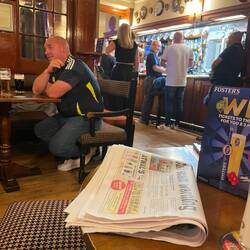 Inside the Blue Bell Inn, beim Stand von 0:0