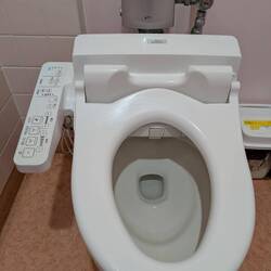 Klo mit Bedienungspanel