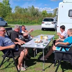 Es gibt leckeren Apfelsrrudel mit Vanilleeis