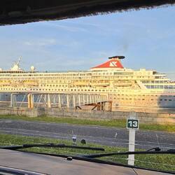 Das Kreuzfahrtschiff fuhr direkt vor unserer Nase wieder zurück Richtung Meer 🌊.