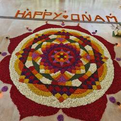 das war übrigens der Gewinner: das Pookalam der Housekeeper