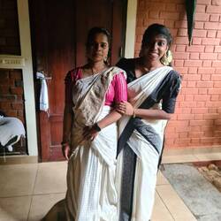 Meera, das rechte Mädchen ist eine meiner Masseurinnen