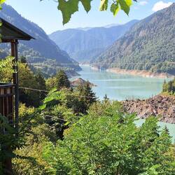 Enguri-Stausee mit einer der größten Staumauern weltweit: 750m breit und 270m hoch
