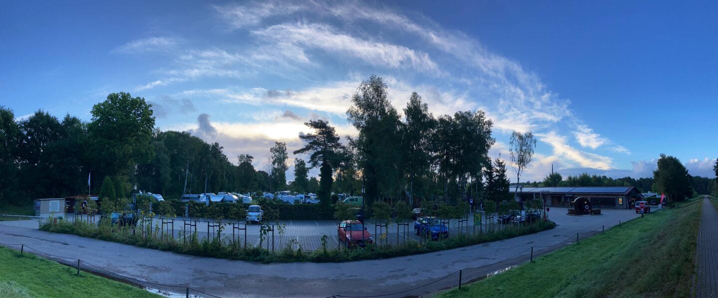 Früher Morgen und der Campingplatz erwacht
